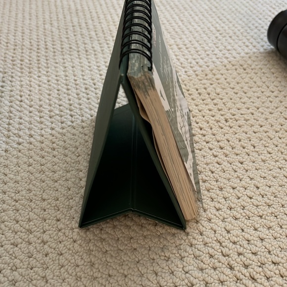 Like new condition “The Savory Way” recipe book on easel stand - Picture 4 of 6